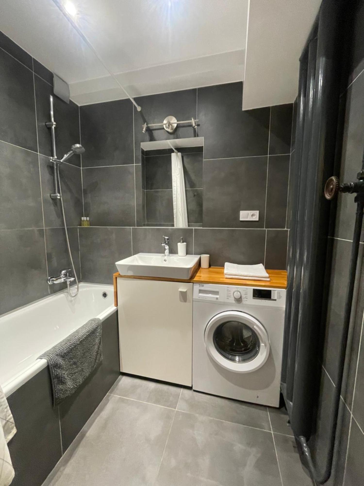 Cozy Self Check-In Apartment In Vibrant Ruzinov Area, Komarnicka 42, Bratislava Exteriör bild
